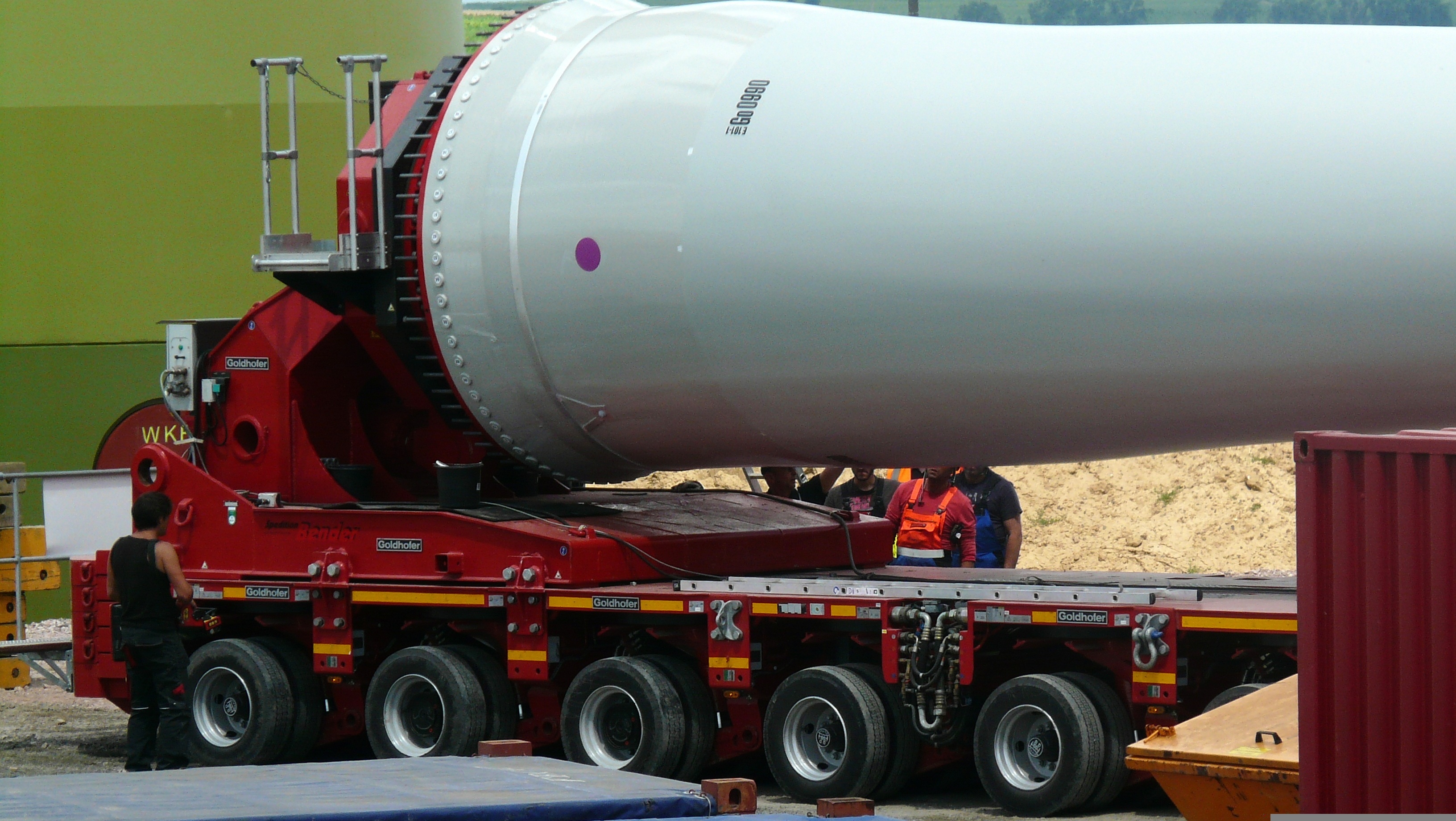 hier ist ein schwertransporter zu sehen