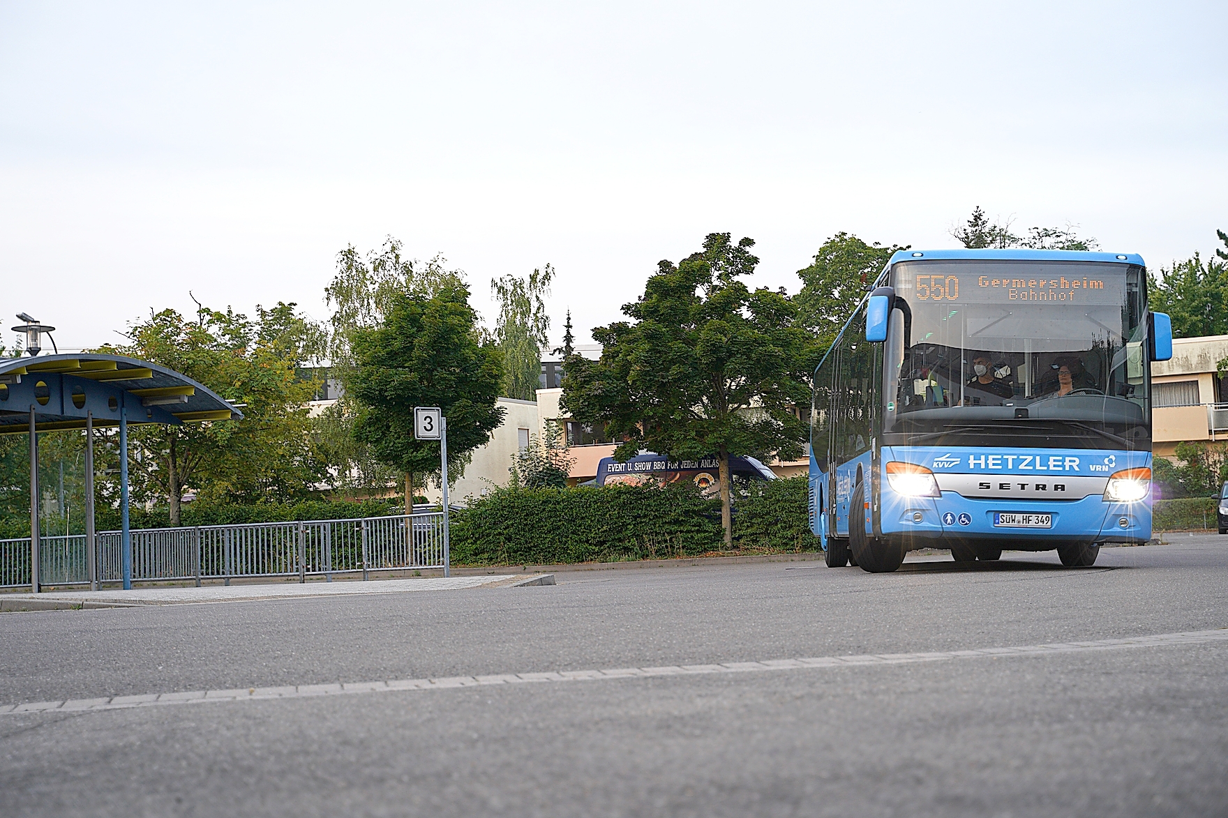 bus fährt im busbahnhof