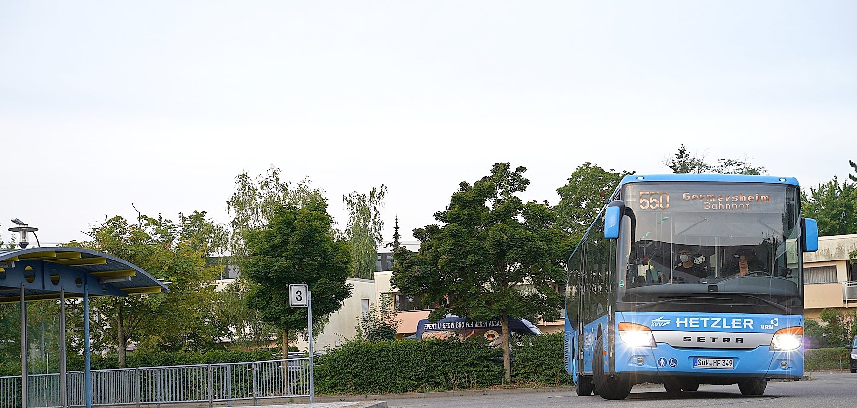 bus fährt im busbahnhof