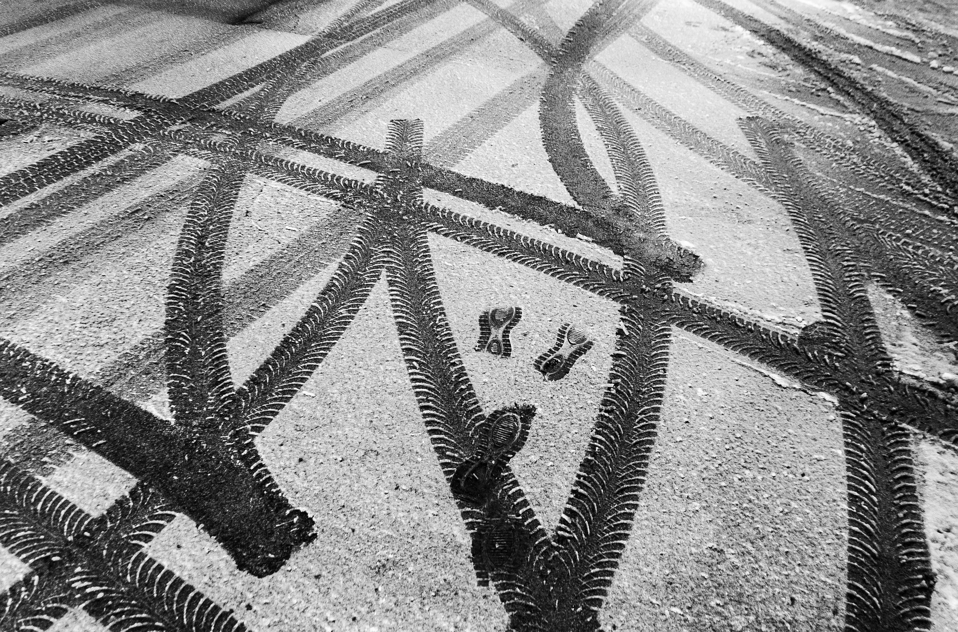 reifenspuren auf der fahrbahn.