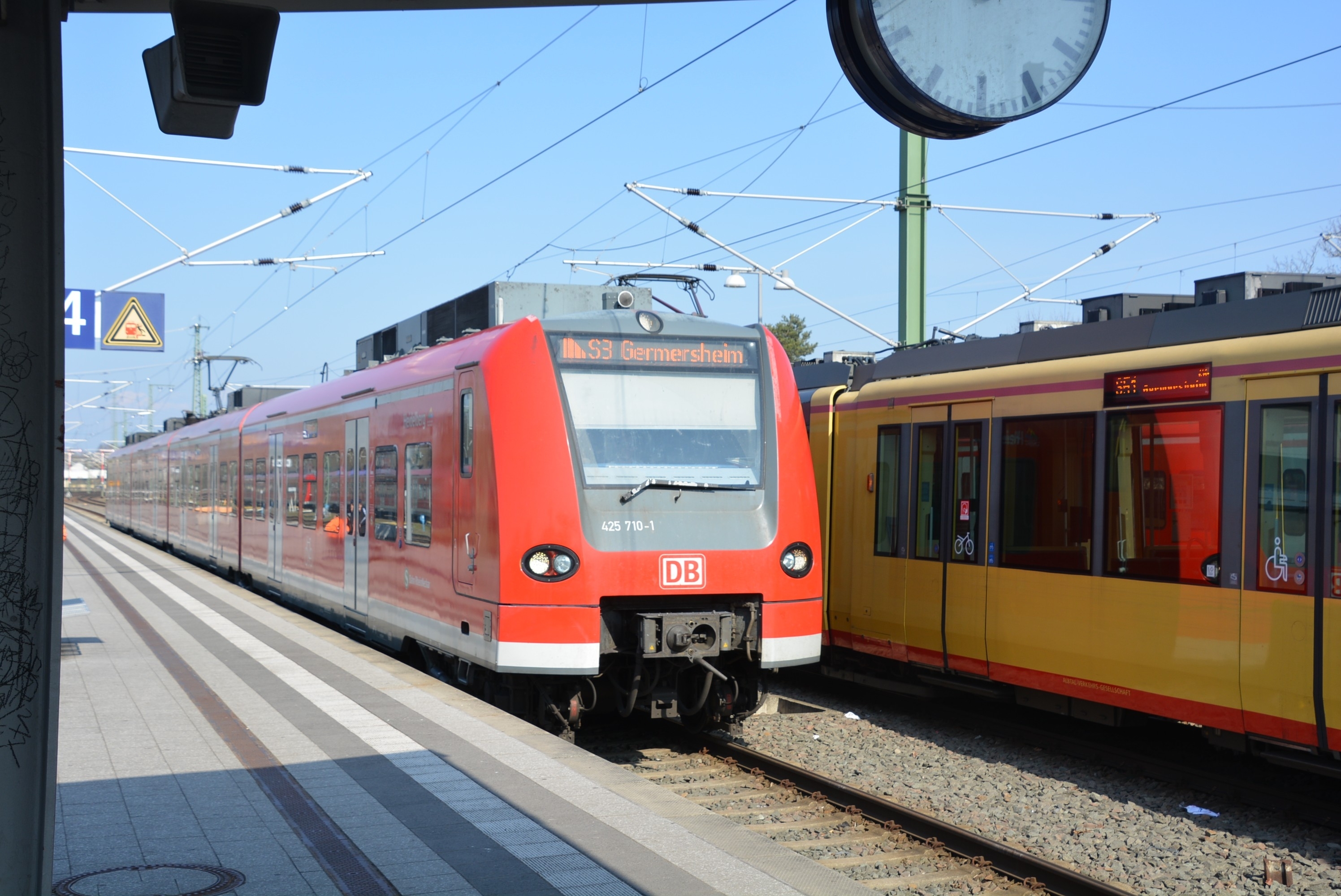 eine s-bahn steuert einen bahnhof an.