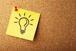 zeichnung einer lichtbirne auf einem post-it