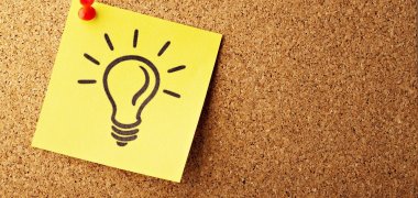 zeichnung einer lichtbirne auf einem post-it