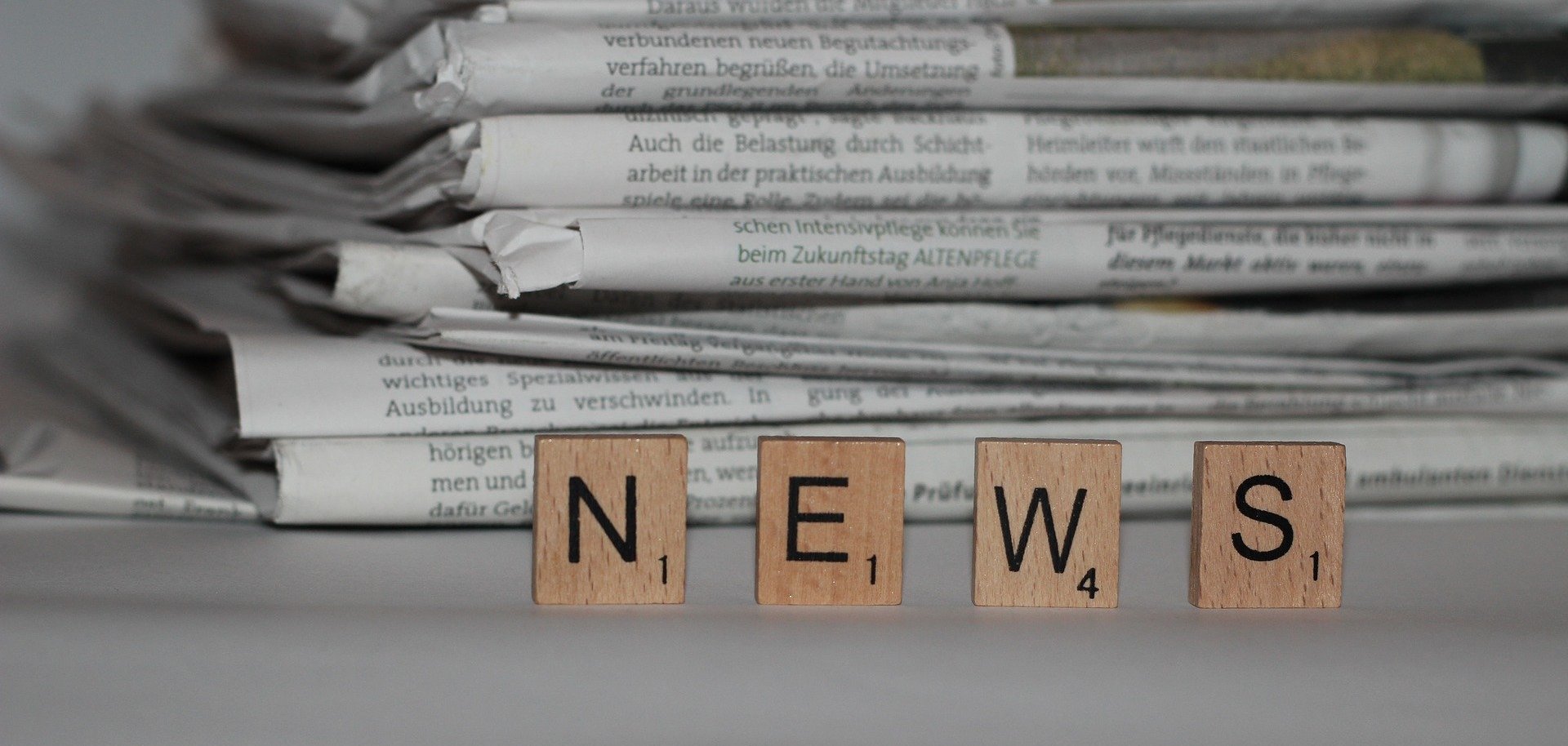 das wort news auf englisch mit scrabbel-bausteinen zusammengestellt