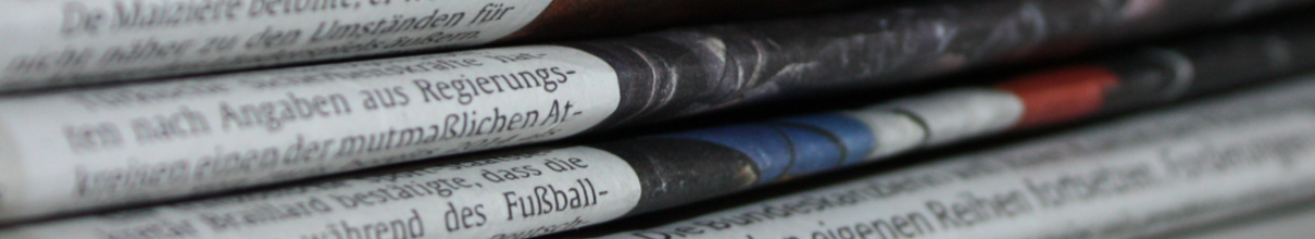 ein zeitungsstapel