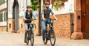 Torusimus in der Südpfalz Foto eines radfahrenden Paares in der Südpfalz