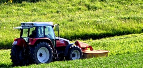 traktor pflügt den boden um.