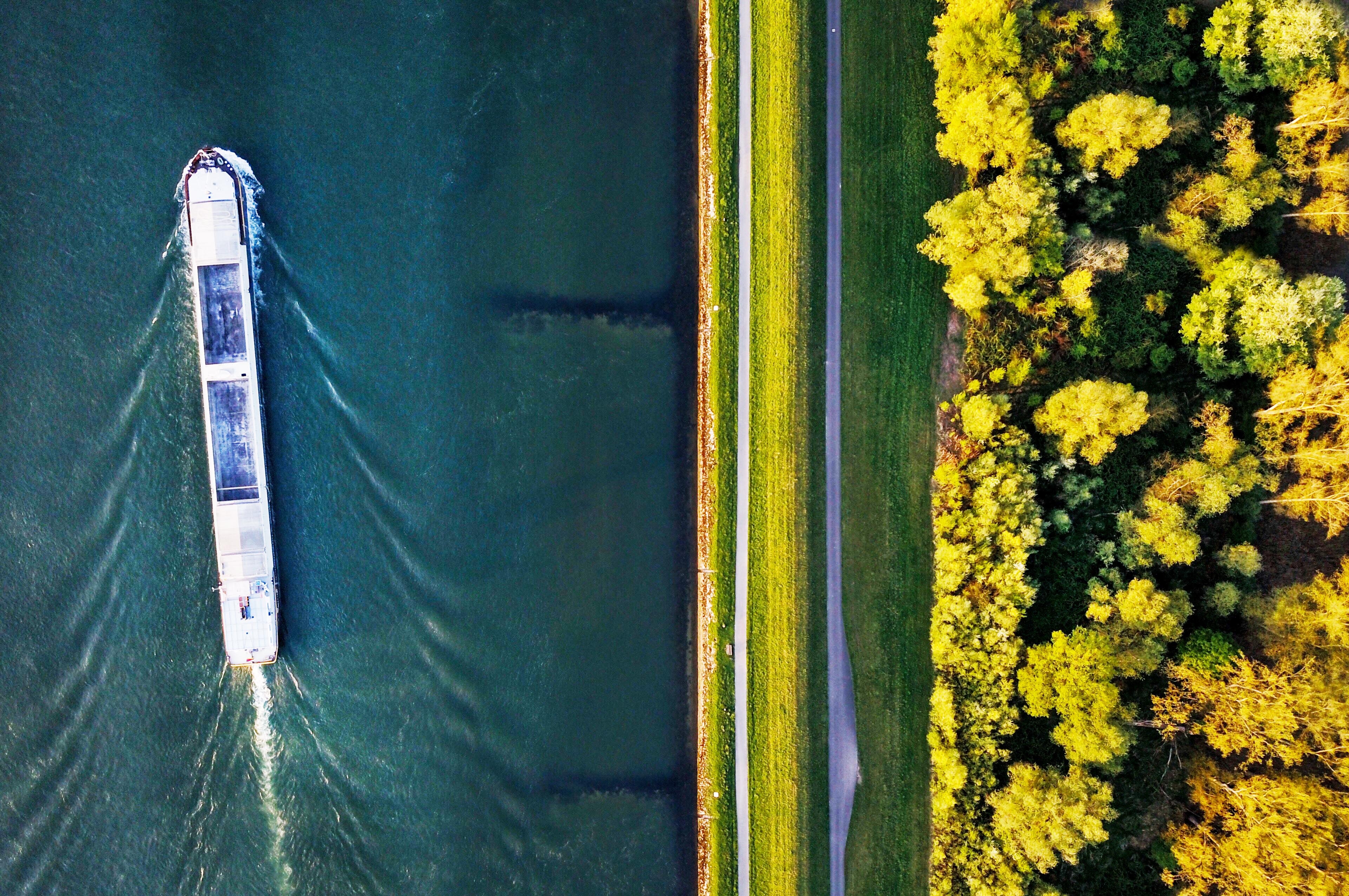 Gewässerschutz Landratsamt Germersheim Drohnensicht eines passierenden Schiffes auf dem Rhein