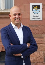 Landrat  Martin Brandl vor dem Verwaltungsgebäude.