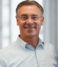 Christoph Buttweiler Christoph Buttweiler vor weißer Wand