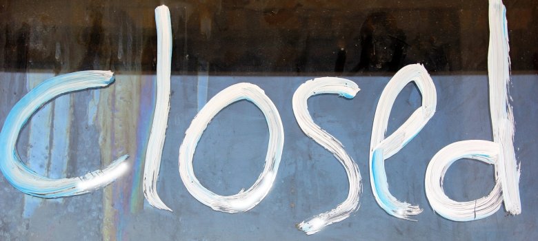 Schild mit Schriftzug "Geschlossen", closed auf Englisch