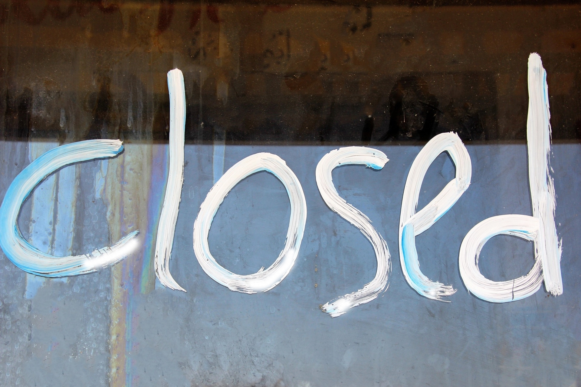 "Geschlossen", closed auf Englisch Schild mit Schriftzug "Geschlossen", closed auf Englisch