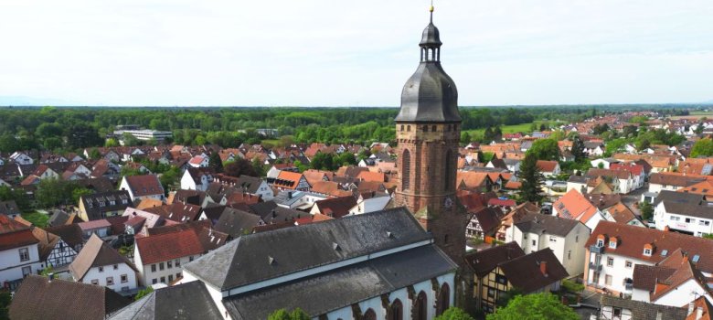 Luftbild vom Marktplatz Kandel und St. Georg.