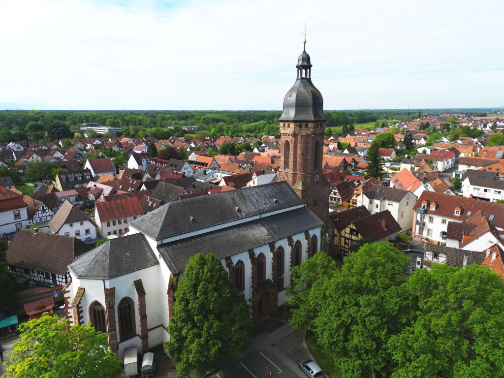 Luftbild vom Marktplatz Kandel und St. Georg.