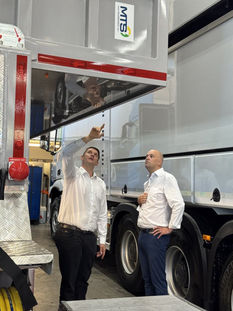 Landrat Martin Brandl zu Besuch beim Spezialisten für passgenaue Saugbaggertechnik das foto zeigt Dominic Hurm, der Landrat Martin Brandl eine der Besonderheiten zeigt.