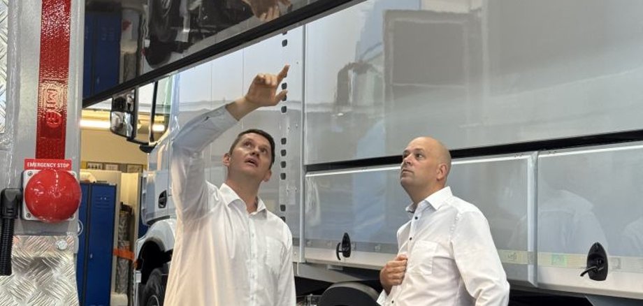 das foto zeigt Dominic Hurm, der Landrat Martin Brandl eine der Besonderheiten zeigt.