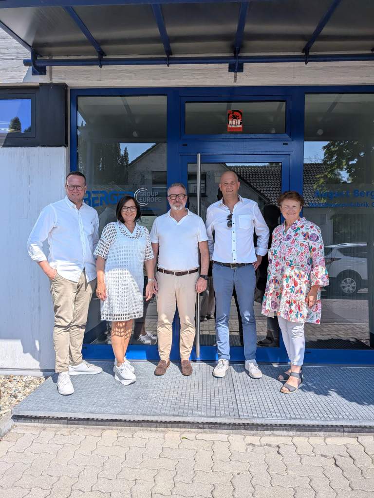 Das foto zeigt (V.l.) IHK-Regionalleiter Dominik Uhl, Bürgermeisterin der Verbandsgemeinde Hagenbach Iris Fleisch, Managing Director Michael Krug, Landrat Martin Brandl, Kreisbeigeordnete Anette Kloos.