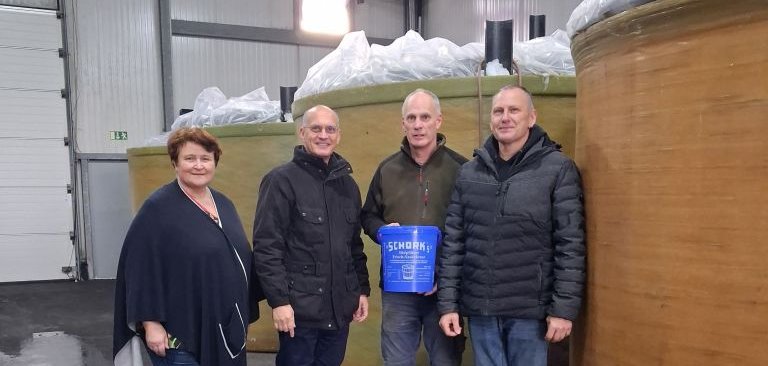 Beim Betriebsbesuch: (v.l.) Kreisbeigeordnete Anette Kloos, Bürgermeister Karl Dieter Wünstel, Guido und Daniel Schork. Beim Betriebsbesuch: (v.l.) Kreisbeigeordnete Anette Kloos, Bürgermeister Karl Dieter Wünstel, Guido und Daniel Schork.