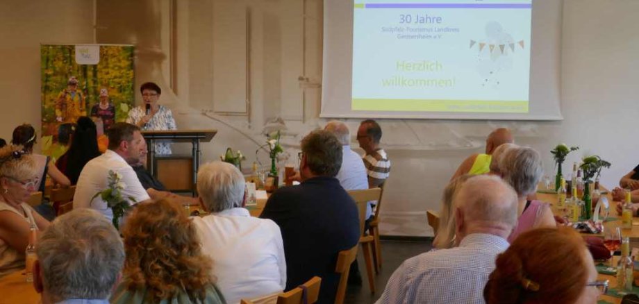 das foto zeigt Kreisbeigeordnete Anette Kloos bei der Jubiläumsveranstaltung.