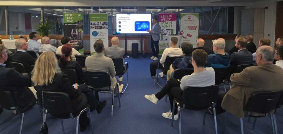 Der Vortrag zum Thema Cybersicherheit erfuhr großes Interesse. foto von Geschäftsführer Patric Burkhart, Marketing-Leiterin Janina Michaely und Schul-Praktikantin Lea bei der aura.