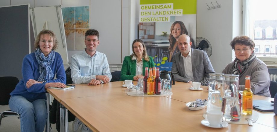 Die Wirtschaftsjunioren stellen sich vor. V.l.n.r.: Kreiswirtschaftsförderin Maria Farrenkopf, Vorstandsmitglied WJ Südpfalz Carsten Engel, Sprecherin WJ Südpfalz Sophie Schrittenloher, Landrat Martin Brandl und Kreisbeigeordneten Anette Kloos. 