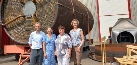 Zu Besuch bei der AURA GmbH & Co. KG in Germersheim foto von Geschäftsführer Patric Burkhart, Marketing-Leiterin Janina Michaely und Schul-Praktikantin Lea bei der aura.